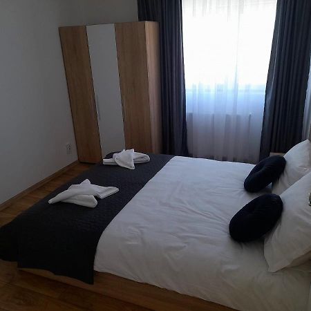 Pensiunea Eden House ไกรโอวา ภายนอก รูปภาพ