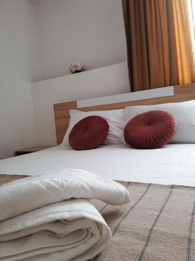 Pensiunea Eden House ไกรโอวา ภายนอก รูปภาพ