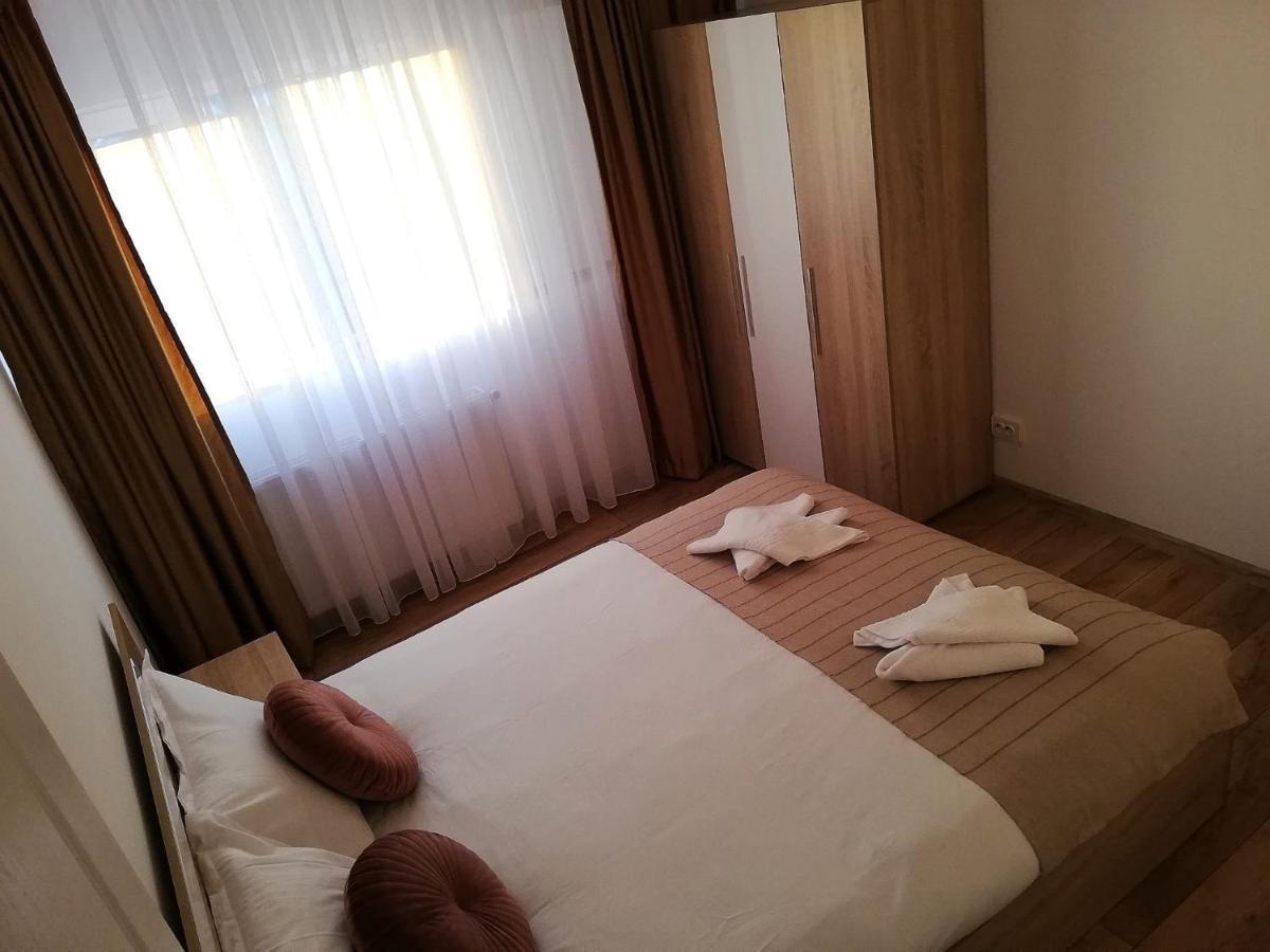 Pensiunea Eden House ไกรโอวา ภายนอก รูปภาพ